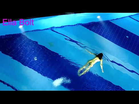 ❤️ म हेर्न रोक्न सक्दिन, जवान गोरा ELLA BOLT रिसोर्ट पूलमा नग्न पौडी खेल्दै समातियो ❤❌  सेक्स  ❤