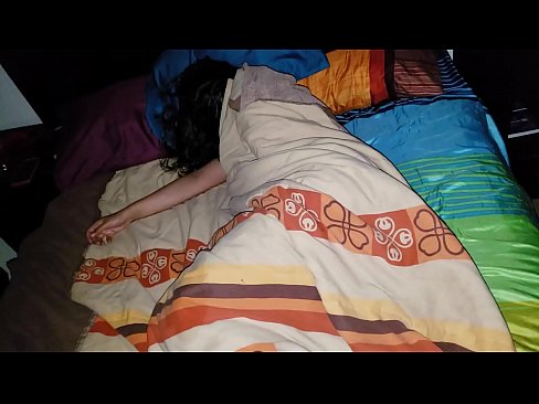 ❤️ सौतेनी आमा सुतेको बेला आफ्नी जवान सौतेनी आमालाई पिट्दै। ❤❌  सेक्स  ❤